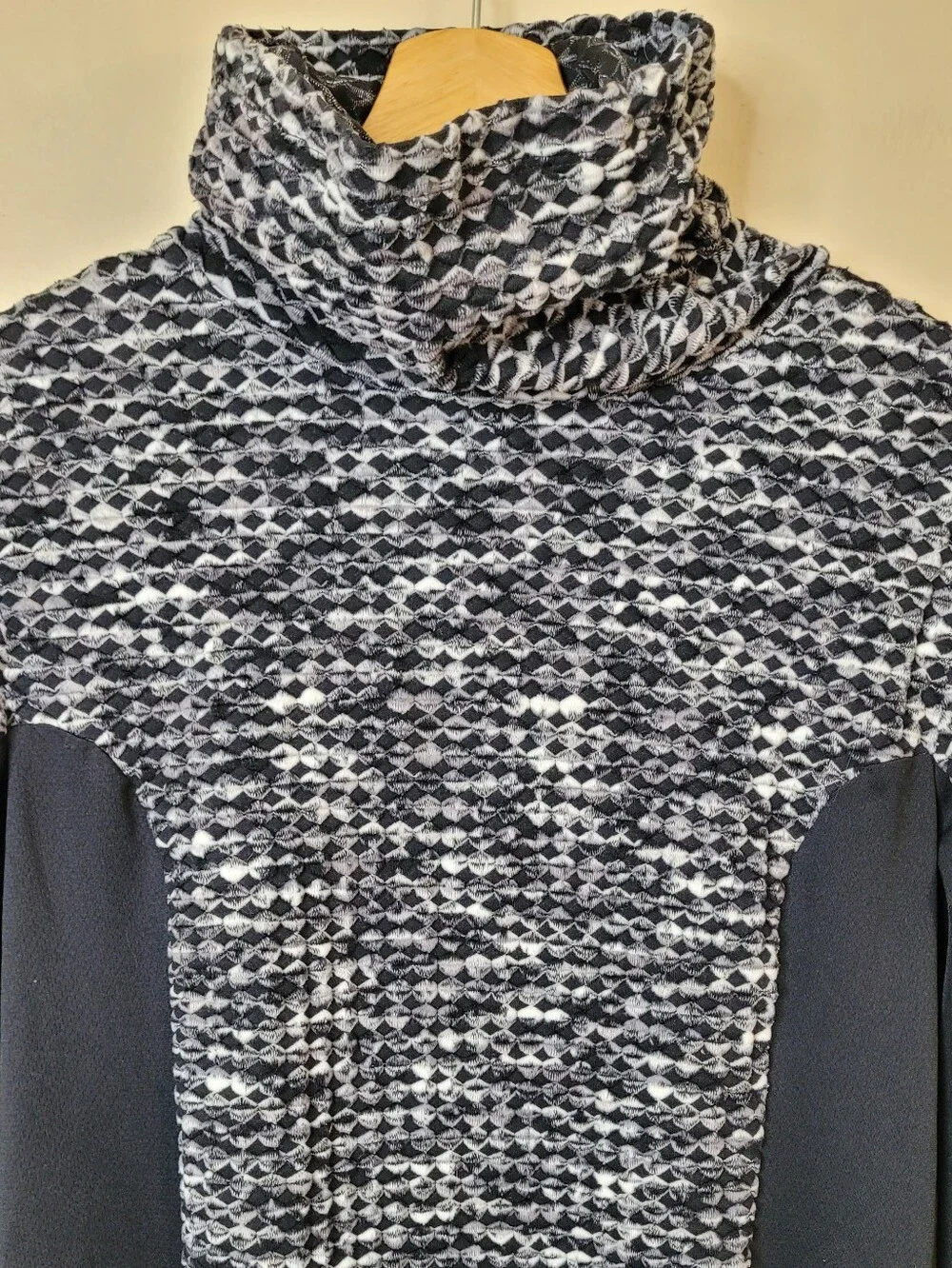 Nike Pro Hyperwarm Turtleneck Black & White Long Sleeve Size L